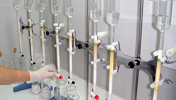 Purificación de extractos mediante cromatografía en columna para a determinación de hidrocarburos.