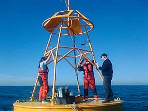 Labores de mantemento dunha boia oceanográfica situada ó Sur das Illas Cíes.