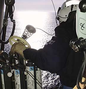 En ocasións tómanse mostras de auga en alta mar, para o que se emprega un helicóptero.